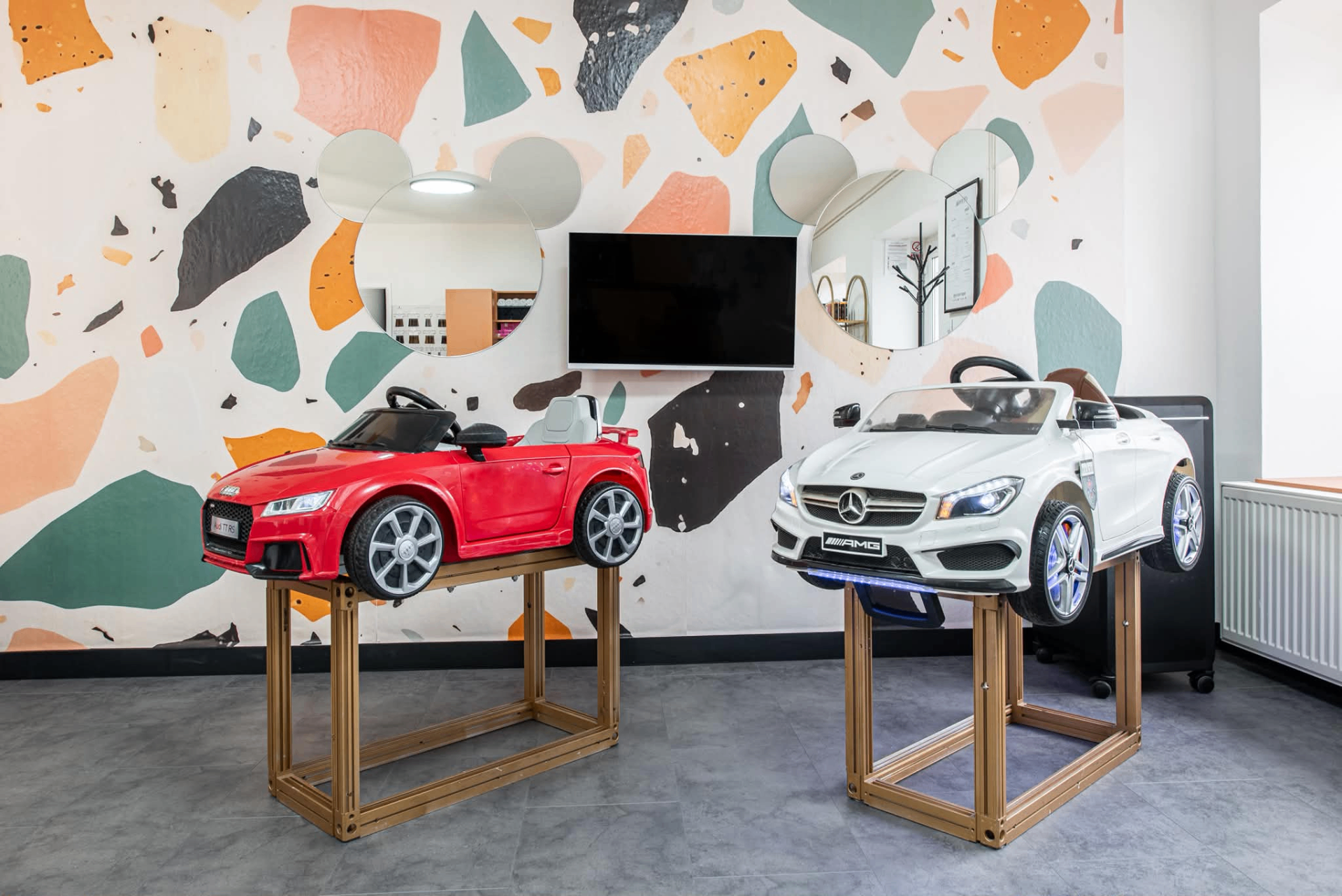 Mercedes a Audi autíčka pre detské strihanie v Hair Studio FJ